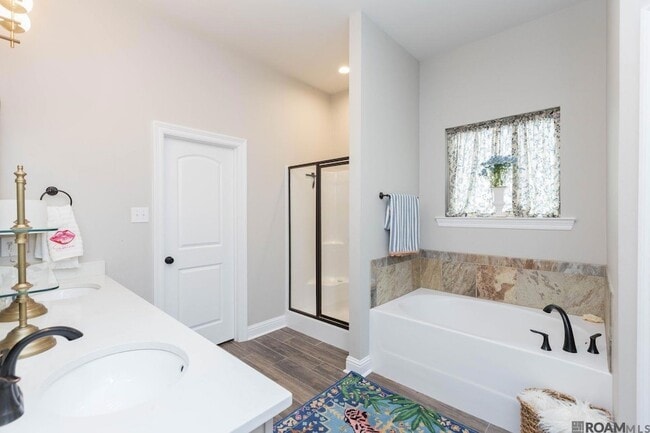 Building Photo - 6211 Lake Edge Dr