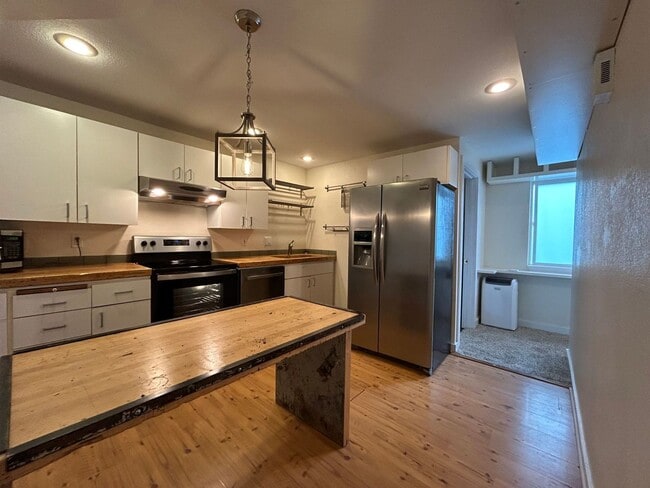 Building Photo - New Appliances, Carpet & Paint 2 Bed 1.5 B...