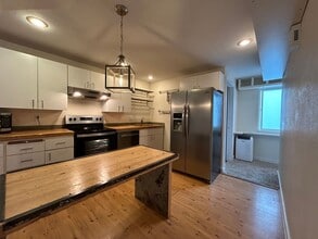 Building Photo - 2 Bed 1.5 Bath Townhouse ~ Fully Fenced Ba...