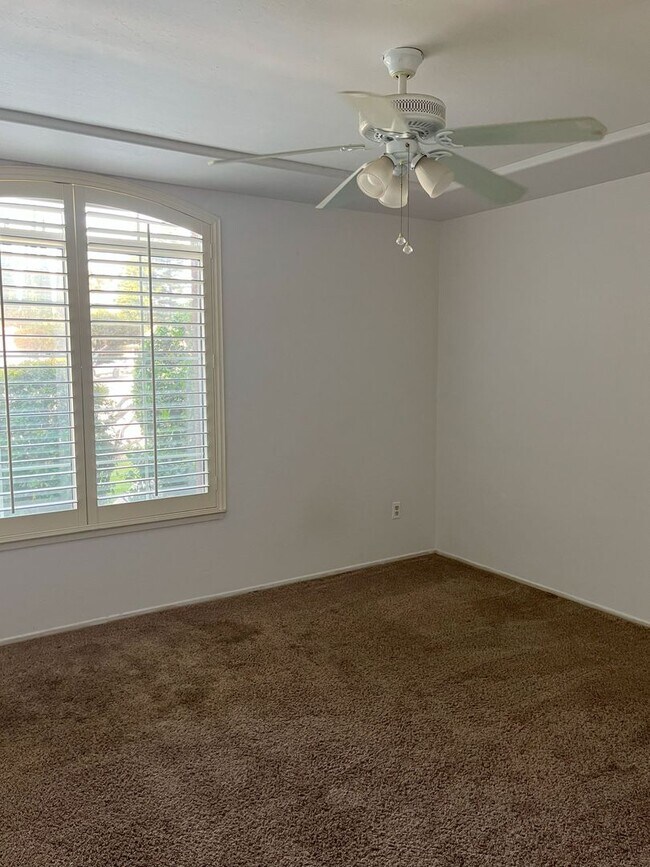 Building Photo - Beautiful 4 Bedroom 2 Bath Home with Pool.