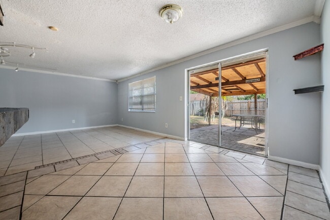 Building Photo - 16001 Saddlestring Dr