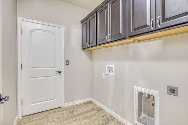 Building Photo - Beautiful East side House