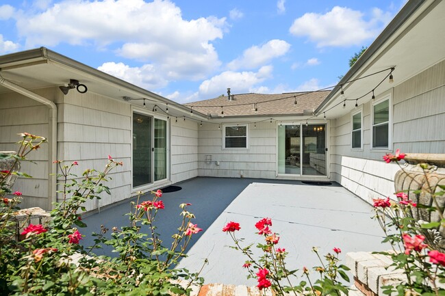 Building Photo - 2202 Lazybrook Dr