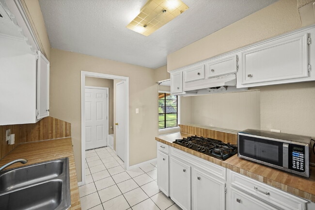 Building Photo - Charming home in Woodland Oaks Subdivision
