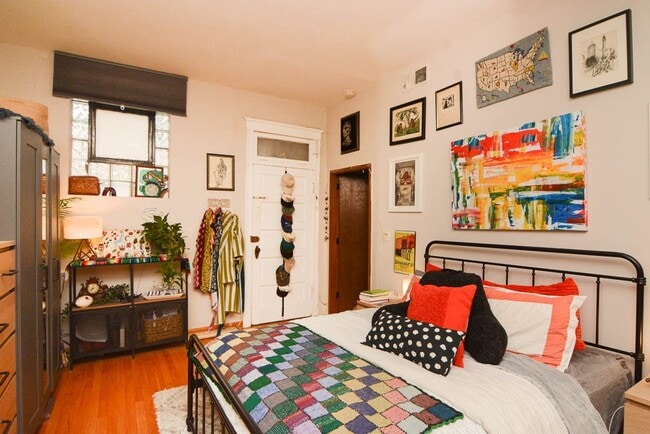 Building Photo - 945 N Hoyne Ave