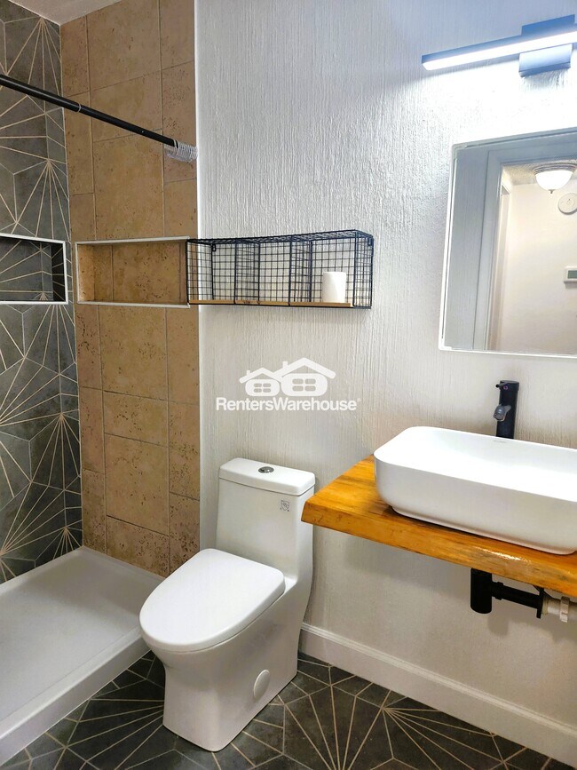 Building Photo - 6020 Carmen Blvd