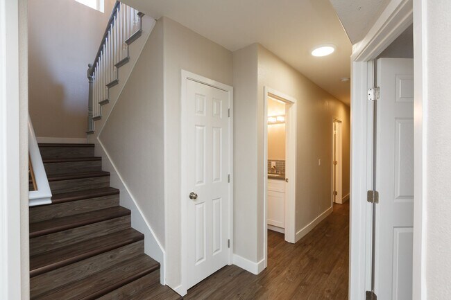 Building Photo - Beautiful House on Manhasset! Great Views! (Lease out, pending signatures. Check back in a few da...