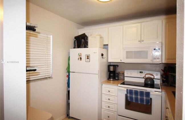 Building Photo - 9230 Lagoon Pl