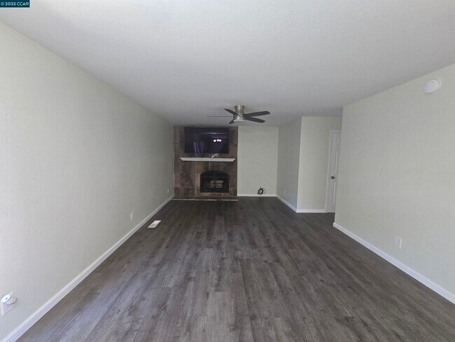 Building Photo - 1000 View Dr