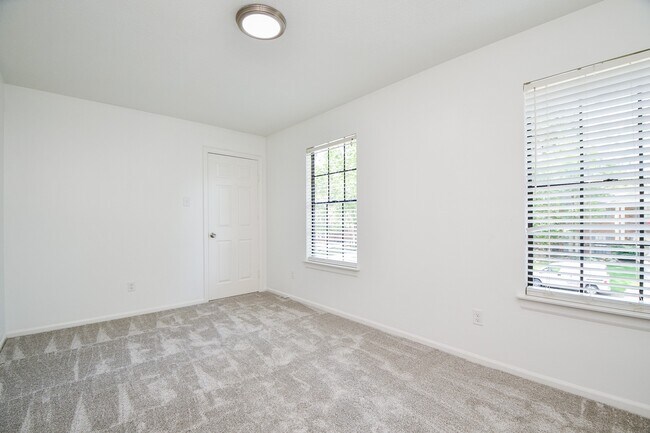 Building Photo - 3934 Forest Village Dr