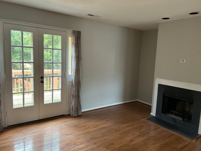 Building Photo - 4863 Chevy Chase Dr