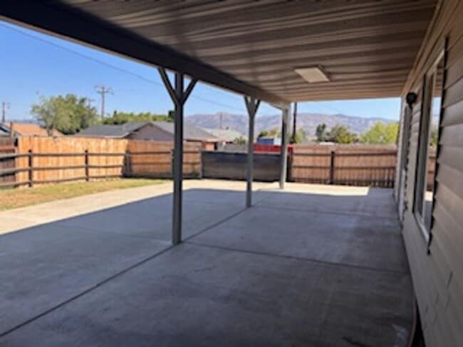 Building Photo - Corner lot in Golden Hills 3bdrm, 2 bath