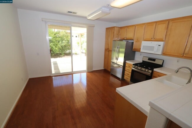 Building Photo - 567 Quindell Way