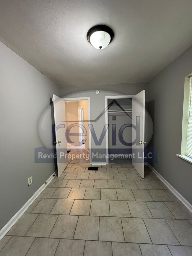 Building Photo - 2 Bedroom 1 Bath House!!