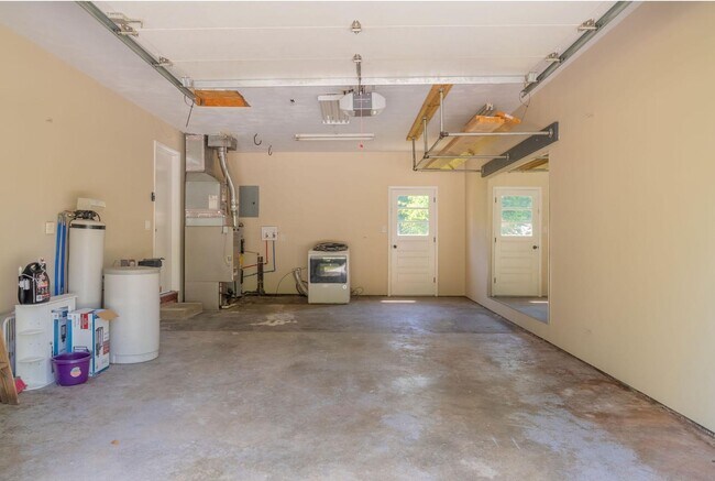 Building Photo - 462 Woodview Dr