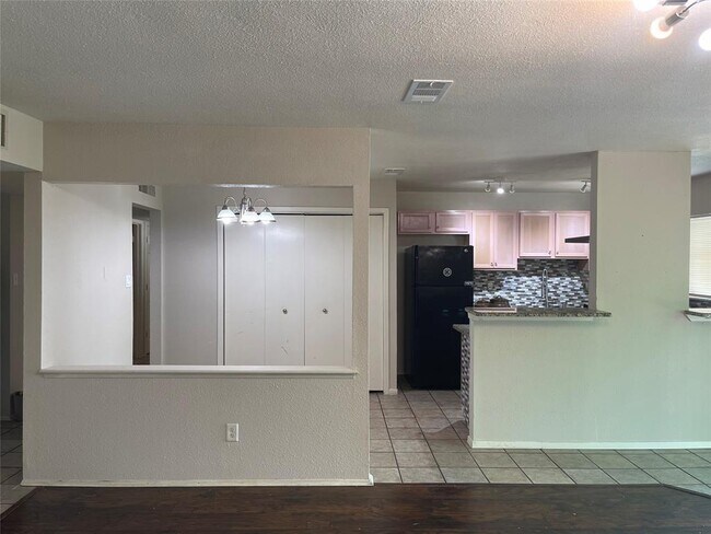 Building Photo - 630 Valley View Dr