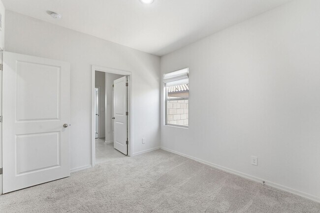 Building Photo - Modern Litchfield Park Home | 4 Bed, RV Gate + Open Kitchen