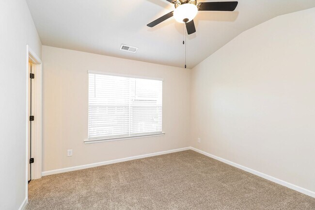 Building Photo - Beautiful 3BR 3.5BA Townhome w/ Full Appliance Kitchen Garage Parking in University