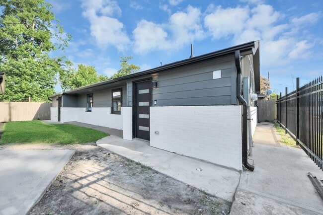 Building Photo - 6201 Batterson St