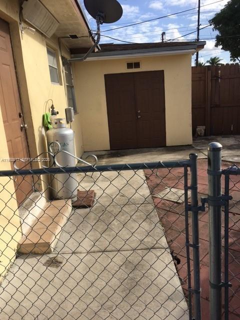 Building Photo - 1122 NW 24th Ct