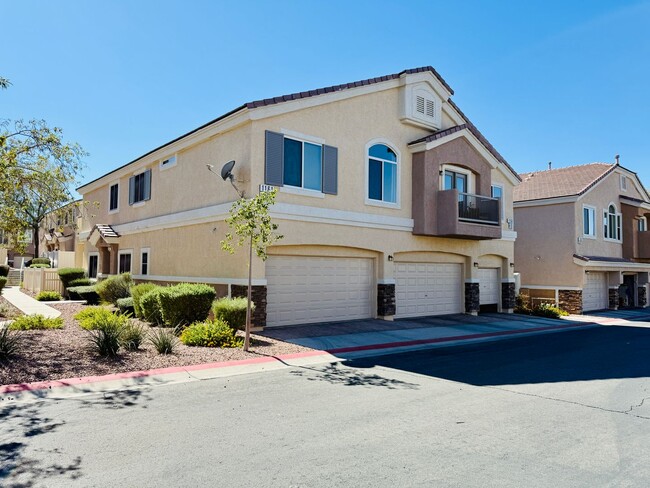 Building Photo - Great Spacious 3 bedroom Townhome Available!