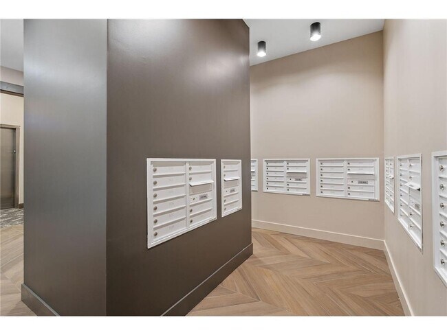 Building Photo - 470 Lexington Parkway S