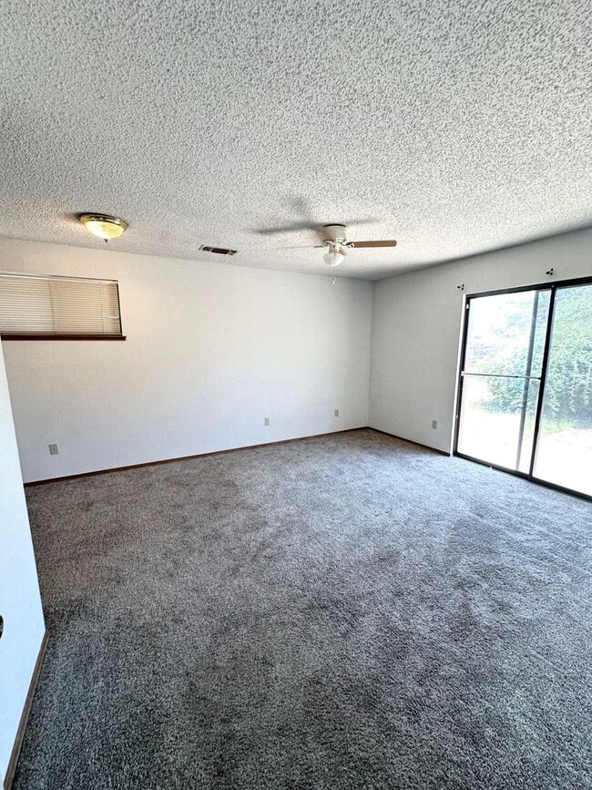 Building Photo - 3 Bed 2 Bath Ready to Rent ASAP!