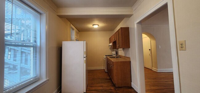 Building Photo - Spacious Belmont-Cragin One Bed/One Bath - Cats welcome! **Income Guidelines Apply**