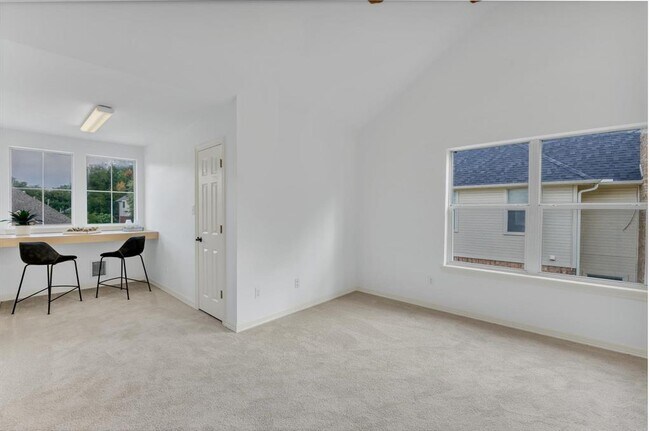 Building Photo - 701 Oaklands Dr