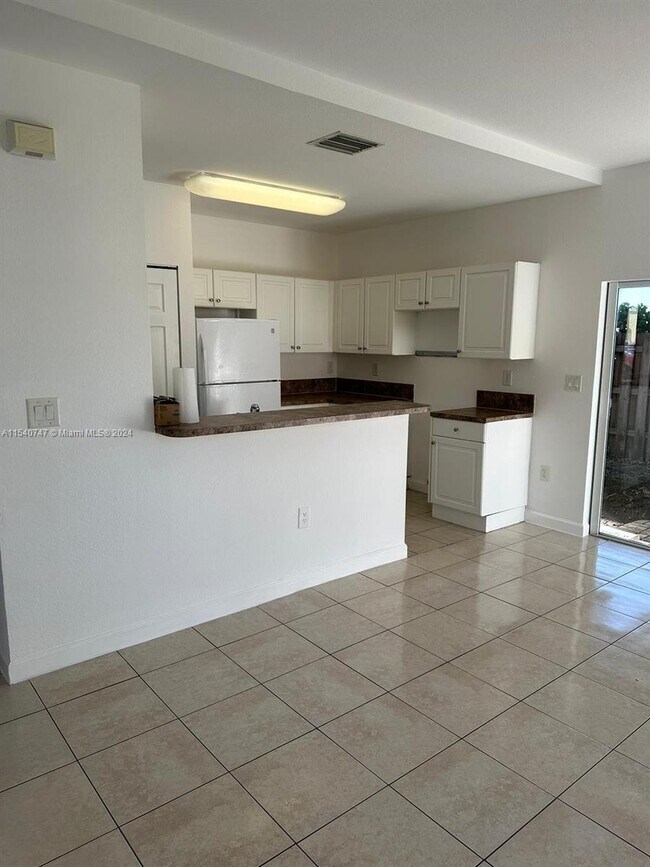 Building Photo - 1650 NE 33rd Rd