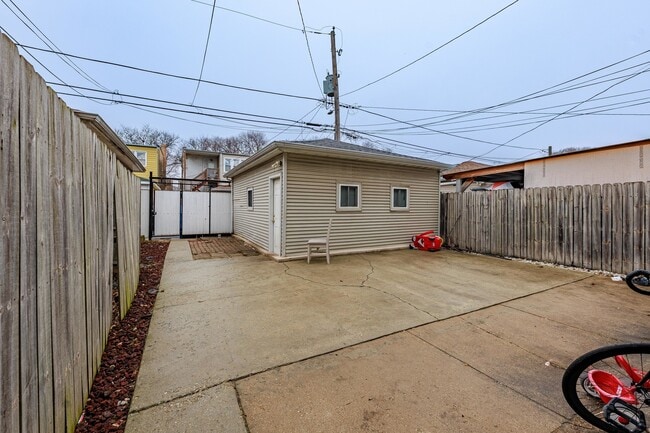 Building Photo - 1810 N Long Ave