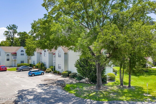 Building Photo - 2300 Twelve Oaks Dr