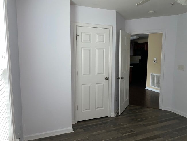 Building Photo - 2 BED, 2 BATH CONDO LOCATED IN GREENSBORO!