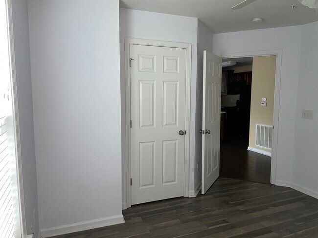 Building Photo - 2 BED, 2 BATH CONDO LOCATED IN GREENSBORO! LAST MONTH'S RENT FREE IF YEAR LEASE IS COMPLETED!