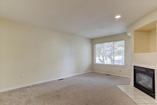 Building Photo - 930 Button Rock Dr