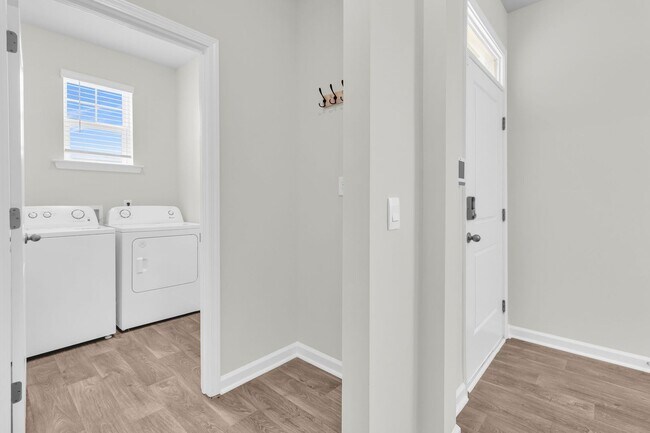 Building Photo - Modern Comfort in the Heart of Ladson