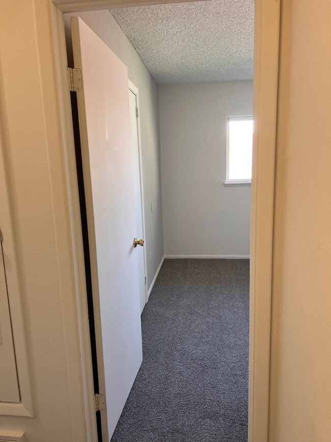Building Photo - Spacious Three Bedroom Townhome in Westmin...