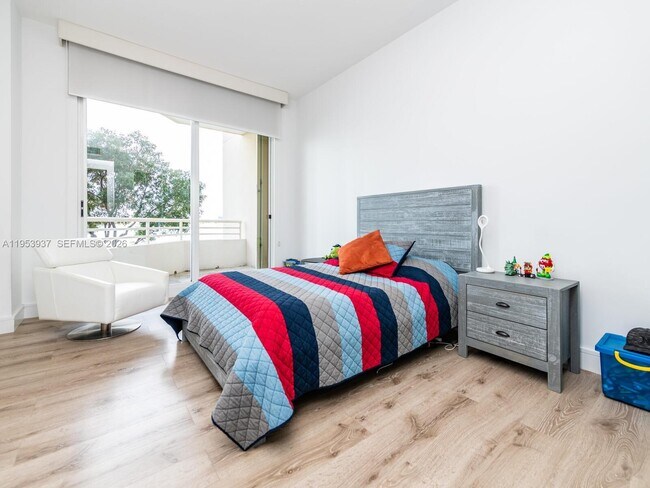 Building Photo - 888 Brickell Key Dr