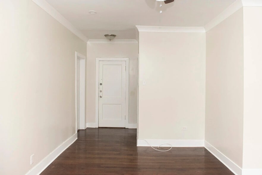 Building Photo - 730 W Roscoe St