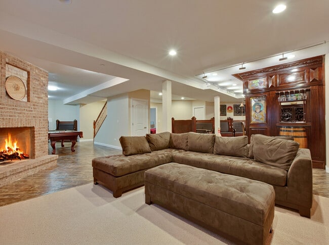 Building Photo - 7229 Roxbury Ct