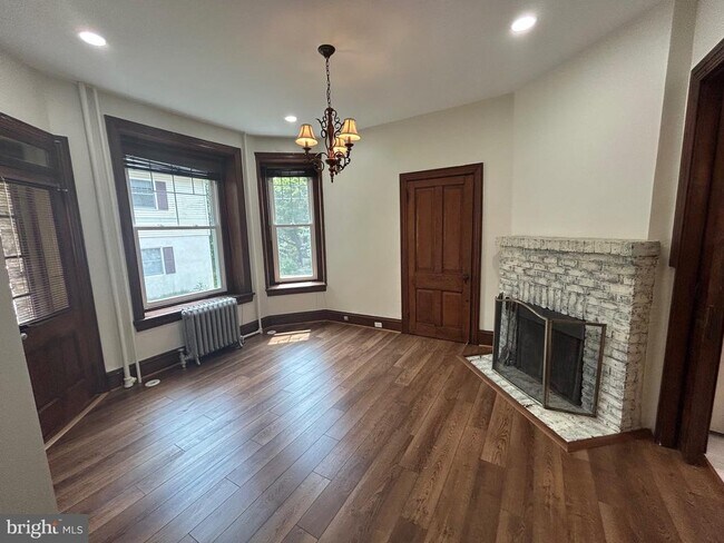 Building Photo - 212 Forrest Ave
