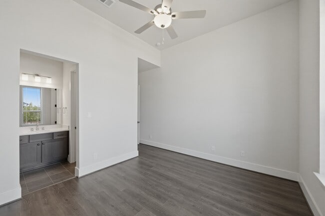 Building Photo - 2030 Highland Moss Rd