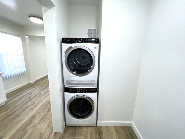 Building Photo - 4024-28 Lincoln