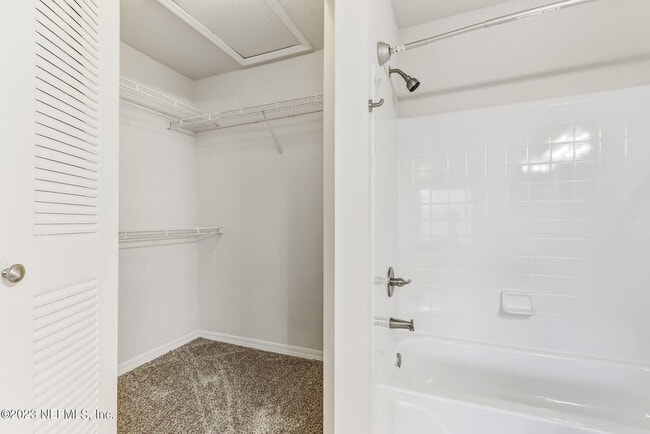 Building Photo - 13700 Richmond Park Dr N