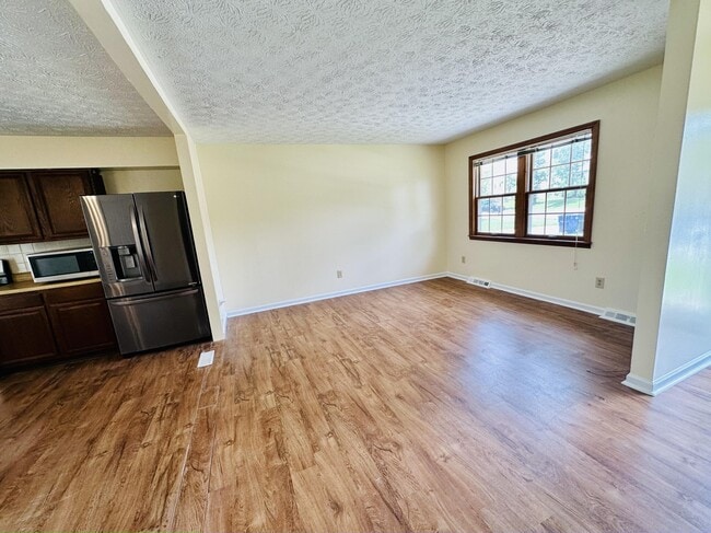 Building Photo - 3669 Sundart Dr