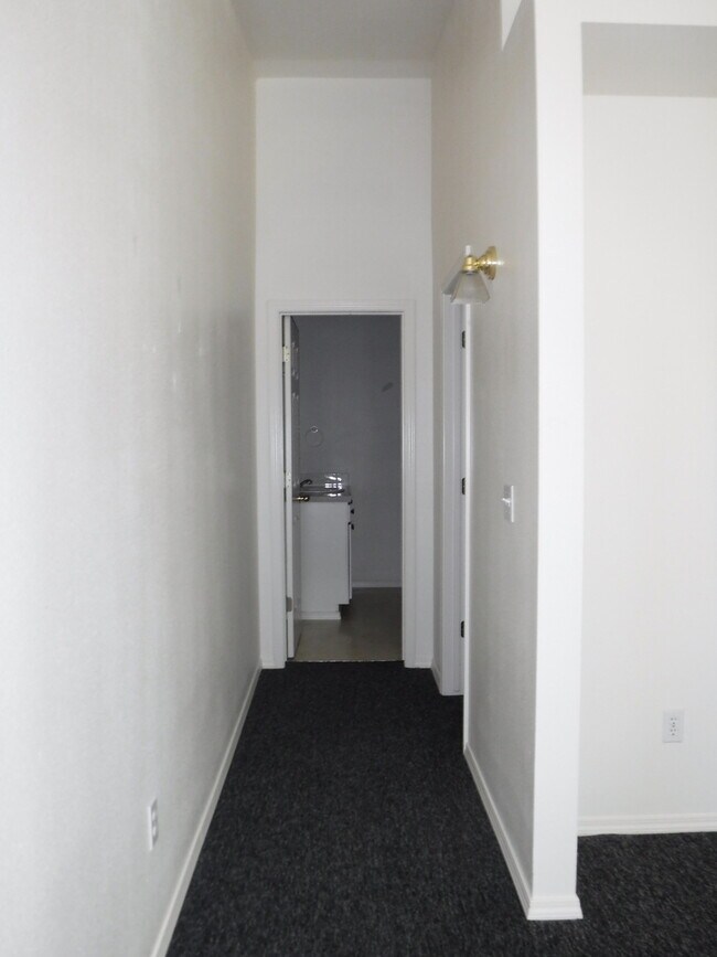 Building Photo - Adorable 2 bed 2 bath Town Home in a quiet...