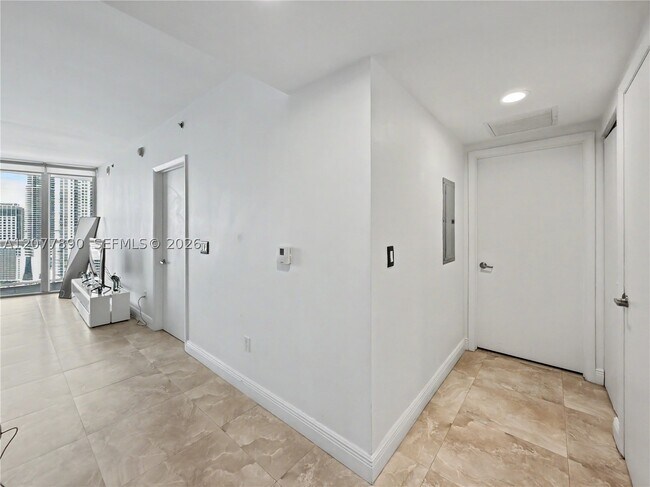 Building Photo - 495 Brickell Ave