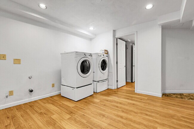 Building Photo - $2,695 - 5 Bed, 4 Bath Townhome in Aurora ...