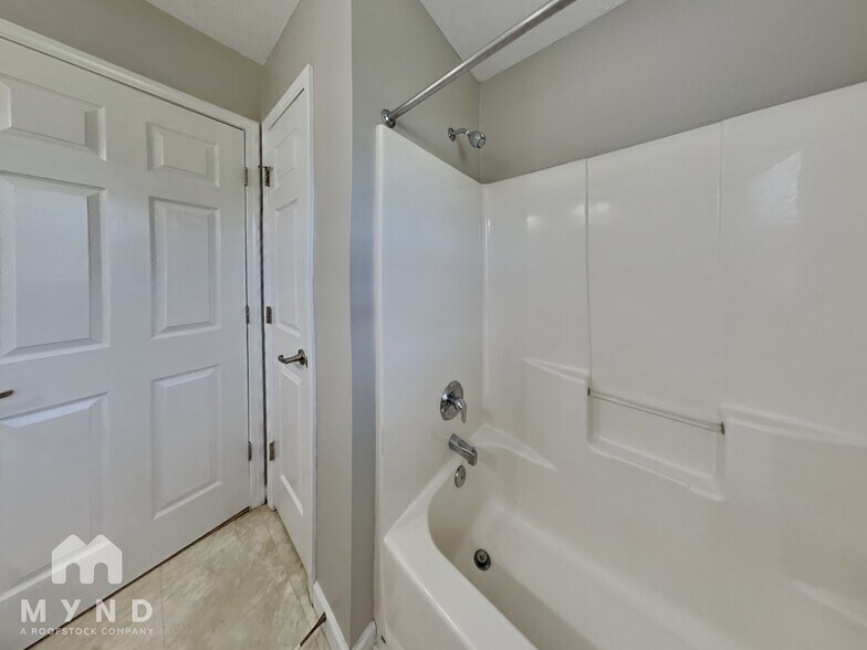 Building Photo - 40 Strawberry Hill Ln