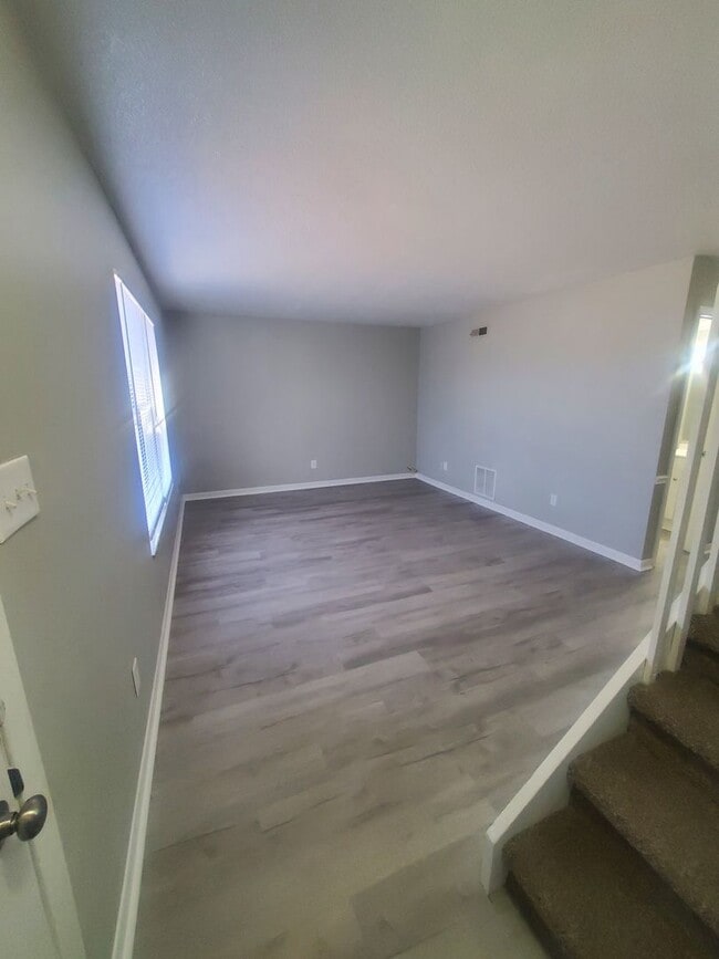Building Photo - Beautifully Updated 2-Bedroom Townhome with Washer/Dryer Hookups!